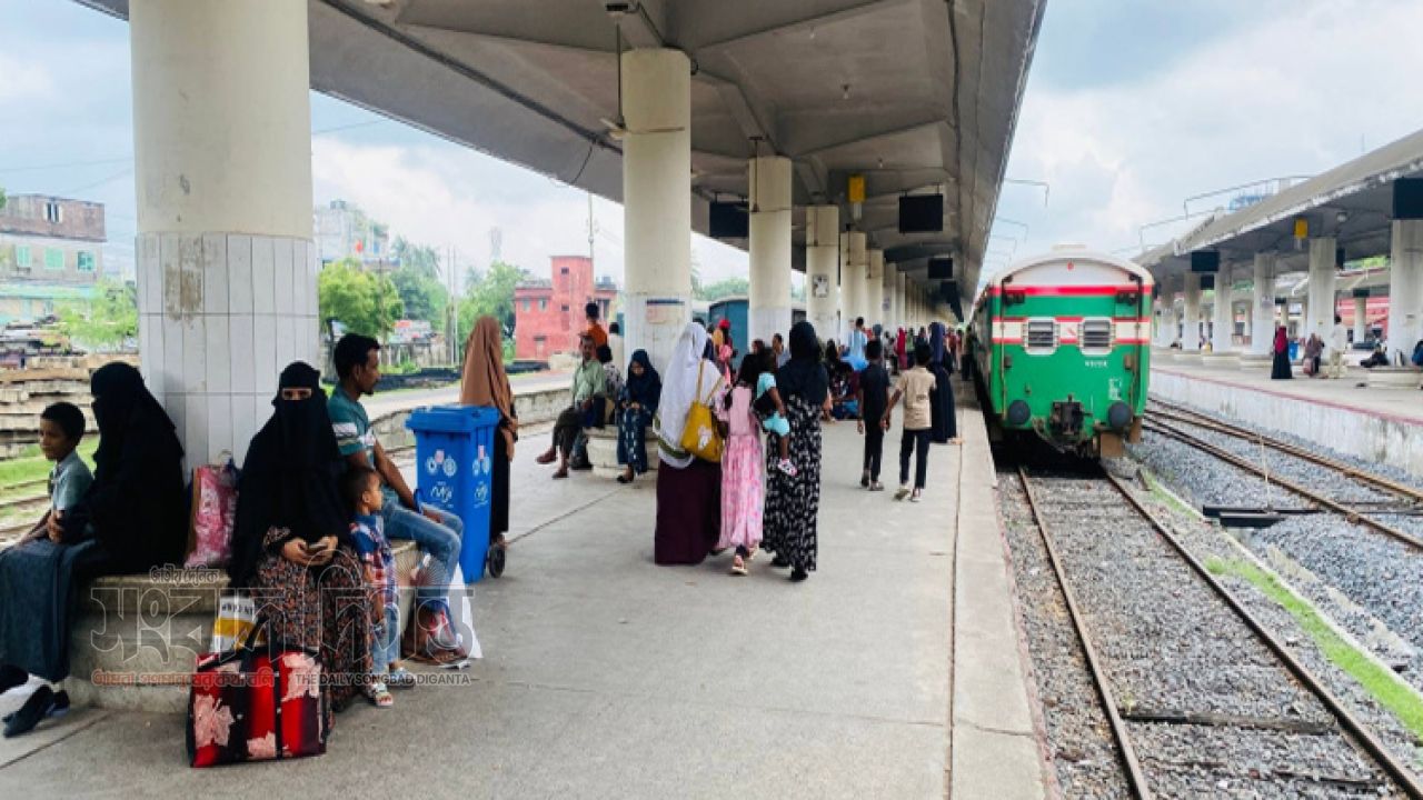 রাবি শিক্ষার্থীকে মারধর ঘিরে সকালে ট্রেন চলাচল স্বাভাবিক