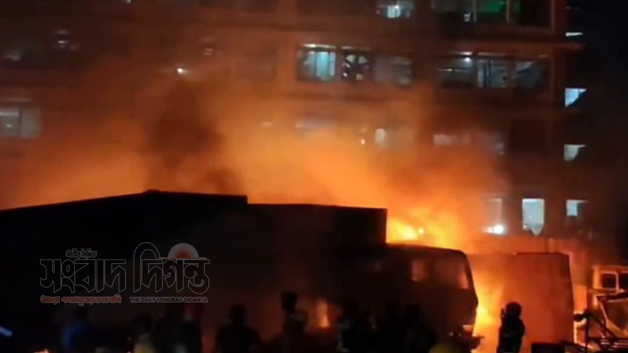 সাভারের আশুলিয়ায় পোশাক কারখানায় আগুন নিহত সাতজন