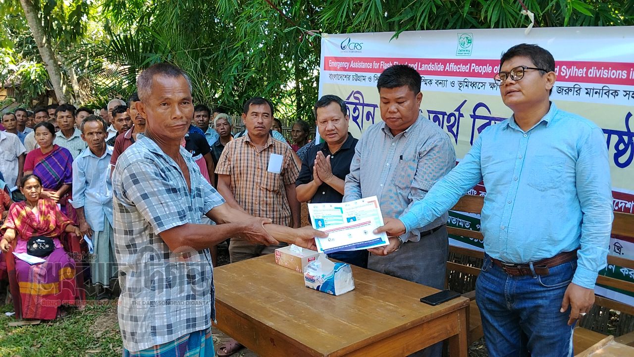 দীঘিনালায় বন্যা-ভূমিধসে ক্ষতিগ্রস্ত পরিবারগুলোকে নগদ অর্থ সহায়তা     