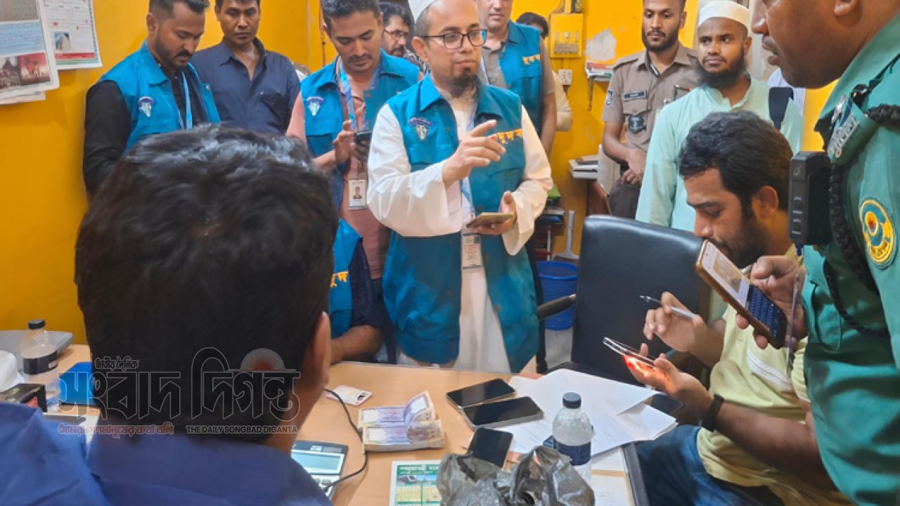 ঘুষ গ্রহণের সময় পাহাড়তলীর সাবরেজিস্ট্রারসহ তিনজনকে আটক করেছে দুদক 