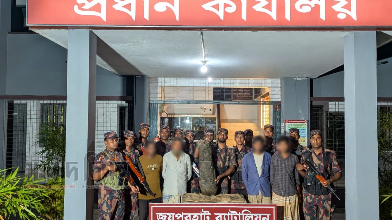 জয়পুরহাটে কষ্টি পাথরের মূর্তিসহ আটক ৪