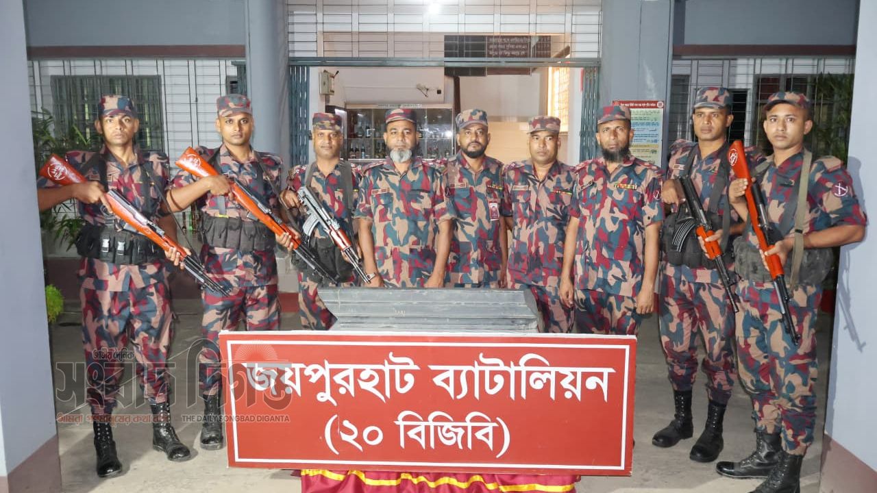 পাঁচবিবিতে বিজিবির বিশেষ অভিযানে ৫১ কেজি কষ্টি পাথরের খণ্ড উদ্ধার 