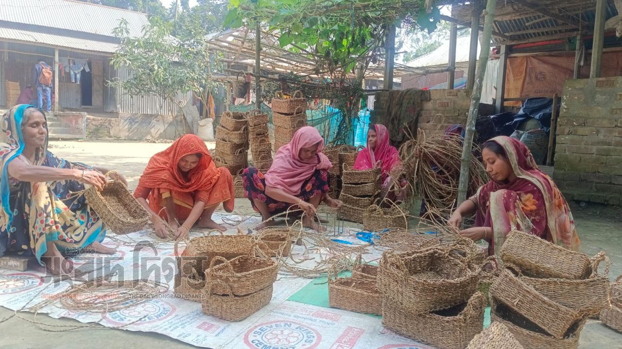 হোগলাপাতার পণ্যে বদলে যাচ্ছে ফুলবাড়িয়ার নারীদের জীবন 