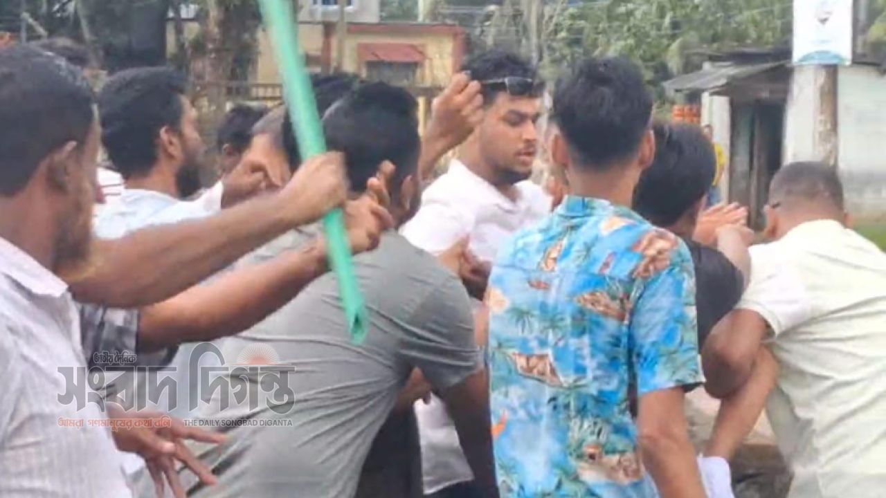 জামায়াতের এমপির ভাইকে গণধোলাইয়ে অভিযোগ - এমপির বিলবোর্ড ভাঙচুর