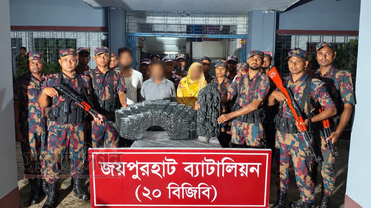 বিজিবি-পুলিশের যৌথ অভিযানে কোটি টাকা মূল্যের কষ্টিপাথরের মূর্তি উদ্ধার, আটক ৩