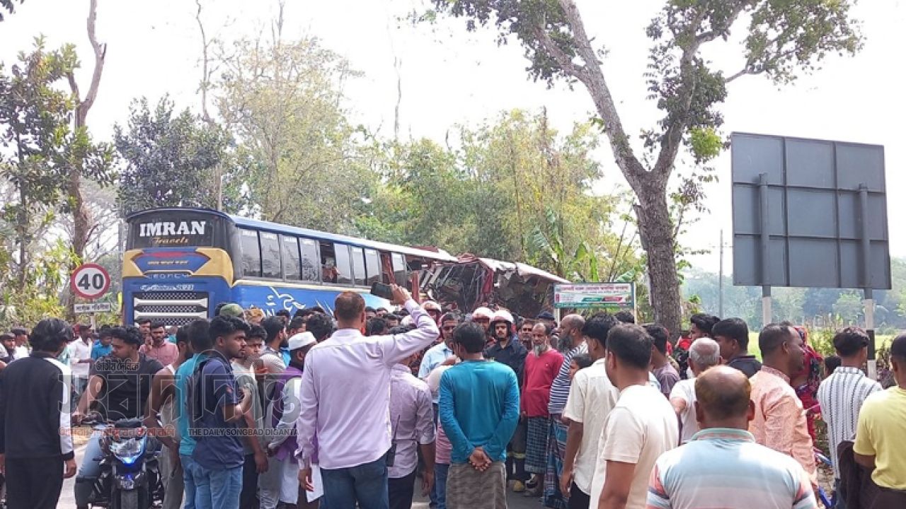 মাদারীপুরে দুই বাসের সংঘর্ষে প্রাণ গেল ৩ জনের, আহত ২০ 