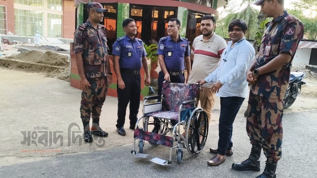 আখাউড়া ইমিগ্রেশনে যাত্রীসেবায় হুইলচেয়ার উপহার দিলেন আগরতলাস্থ সহকারী হাইকমিশনার হাসান আল বাশার আবুল উলায়ী