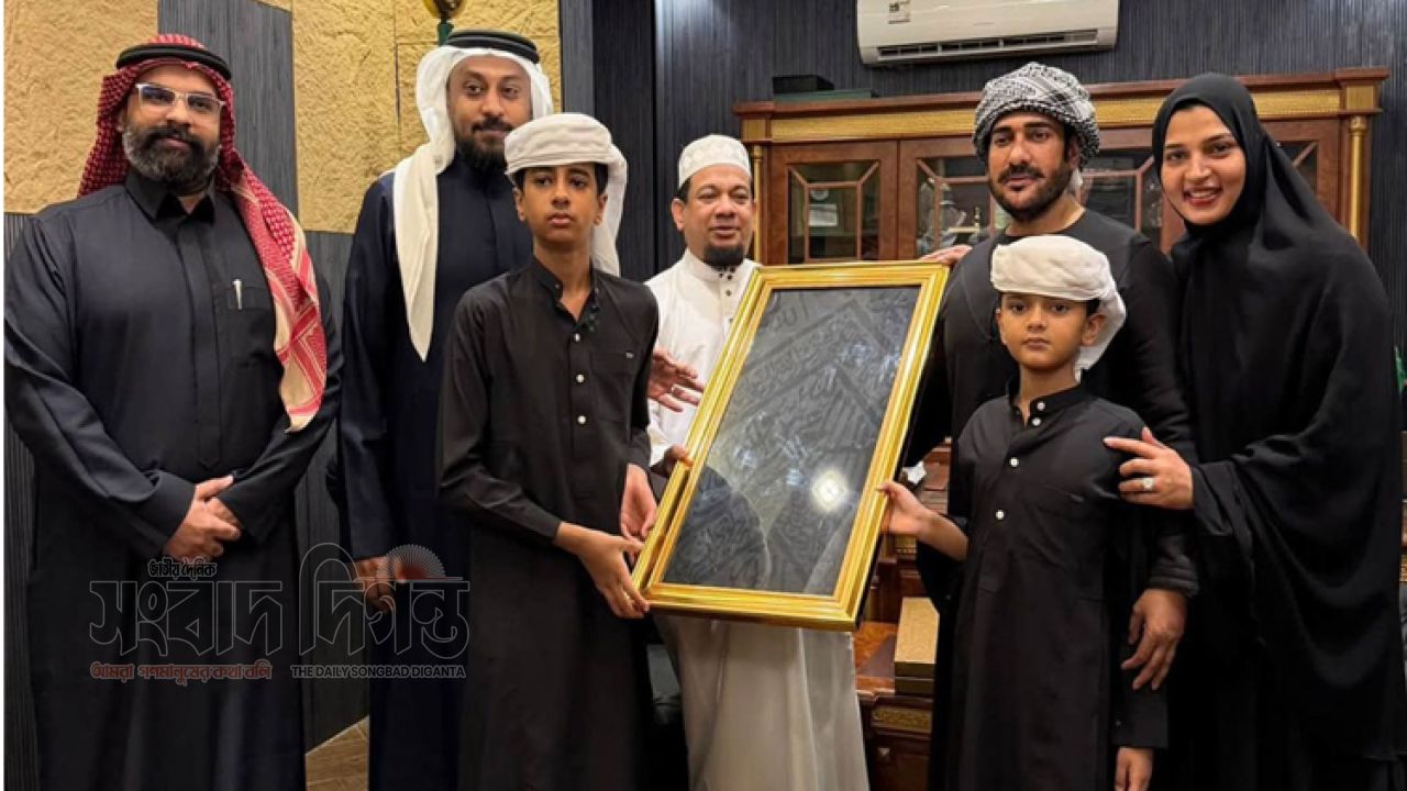 কাবা শরীফের গিলাফ উপহার পেলেন অনন্ত জলিল ও বর্ষা