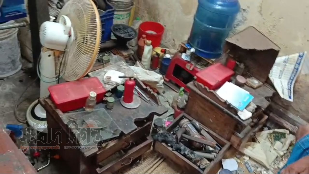 তালায় জুয়েলার্সে দোকানে চুরি, ২৩ লাখ টাকার মালামাল খোয়া যাওয়ার দাবি