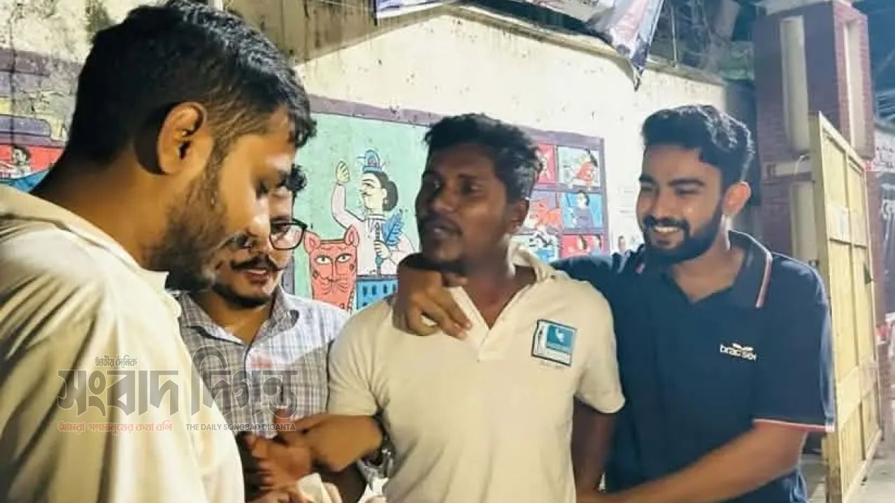 জবিতে ‘ককটেল ও পোস্টার আনার’ ফোনালাপ শুনে ছাত্রলীগ নেতাকে পুলিশে সোপর্দ 