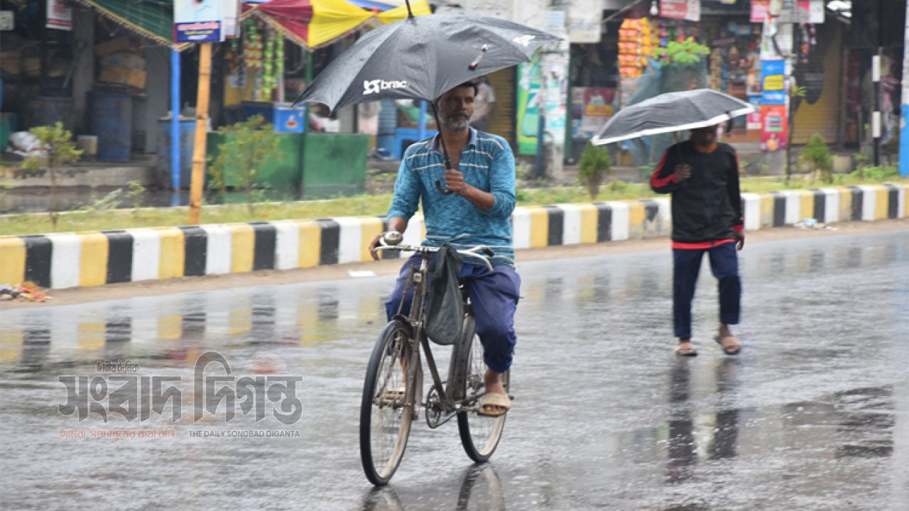 আজ কোথাও বৃষ্টি, কোথাও রোদ; রাতে কমতে পারে তাপমাত্রা 