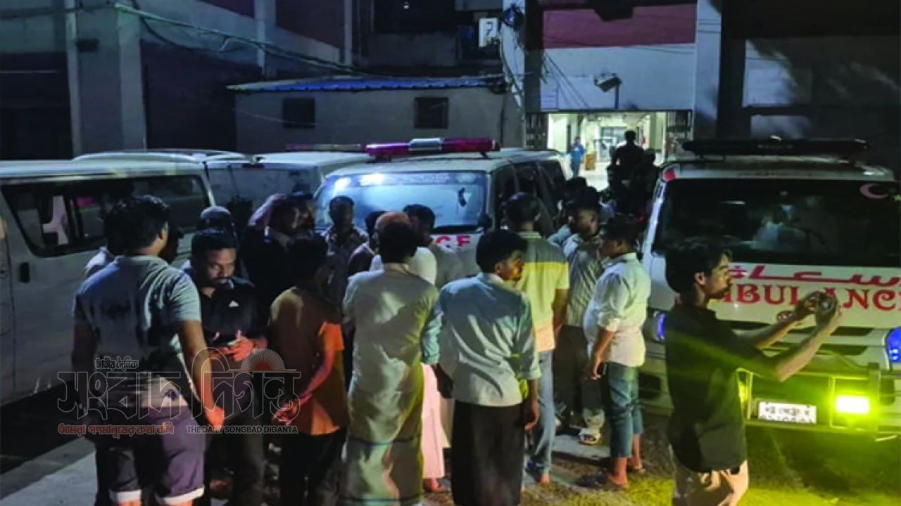কক্সবাজারে বেপরোয়া গতির চাঁদের গাড়ি দুর্ঘটনা, নিহত ১; আহত ১৩ 