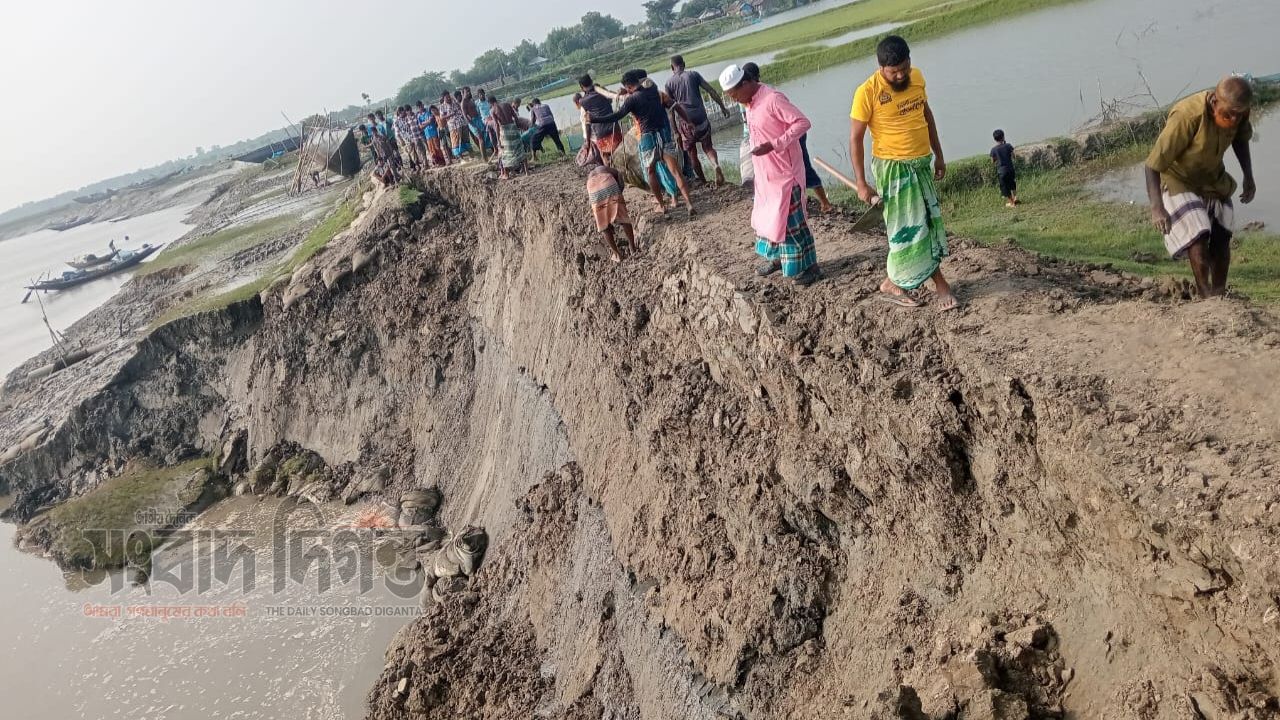 আশাশুনিতে বেড়িবাঁধে ভয়াবহ ধস, প্লাবনের শঙ্কায় কয়েক গ্রামের মানুষ