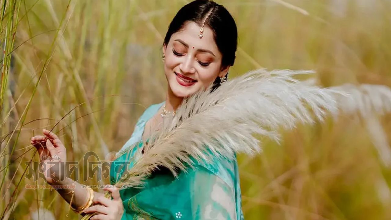 শরতের কাশবনে পূজা চেরী 