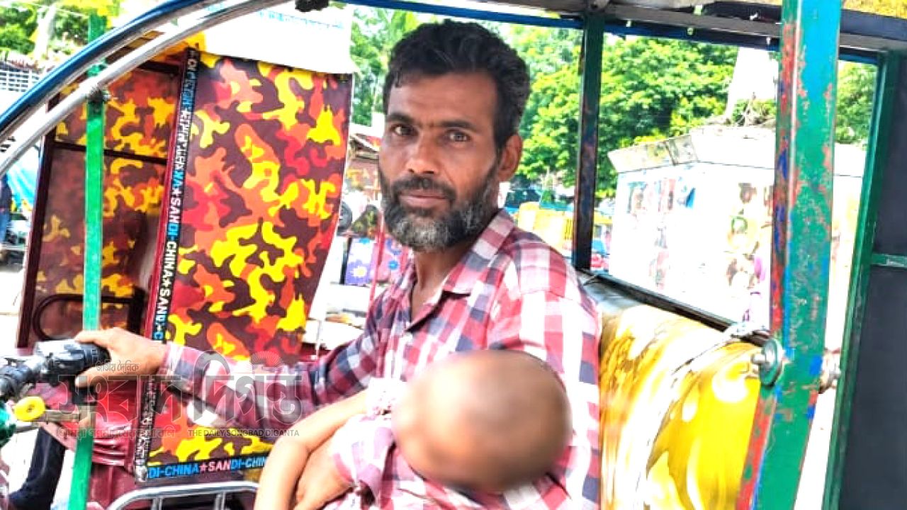 ১০ মাসের অসুস্থ শিশুকে কোলে নিয়েই জীবিকার লড়াইয়ে সুমন