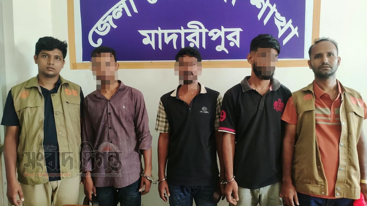 মাদারীপুরে ডিবির অভিযানে ৬৫০ পিস ইয়াবা উদ্ধার