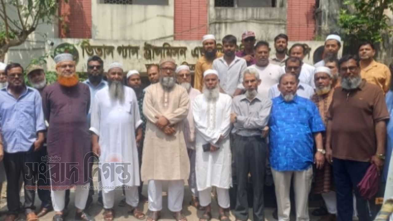 সাভারে গ্যাসের দাবিতে তিতাস গ্যাস অফিস ঘেরাও করে বিক্ষোভ করেছে ভুক্তভোগী এলাকাবাসী