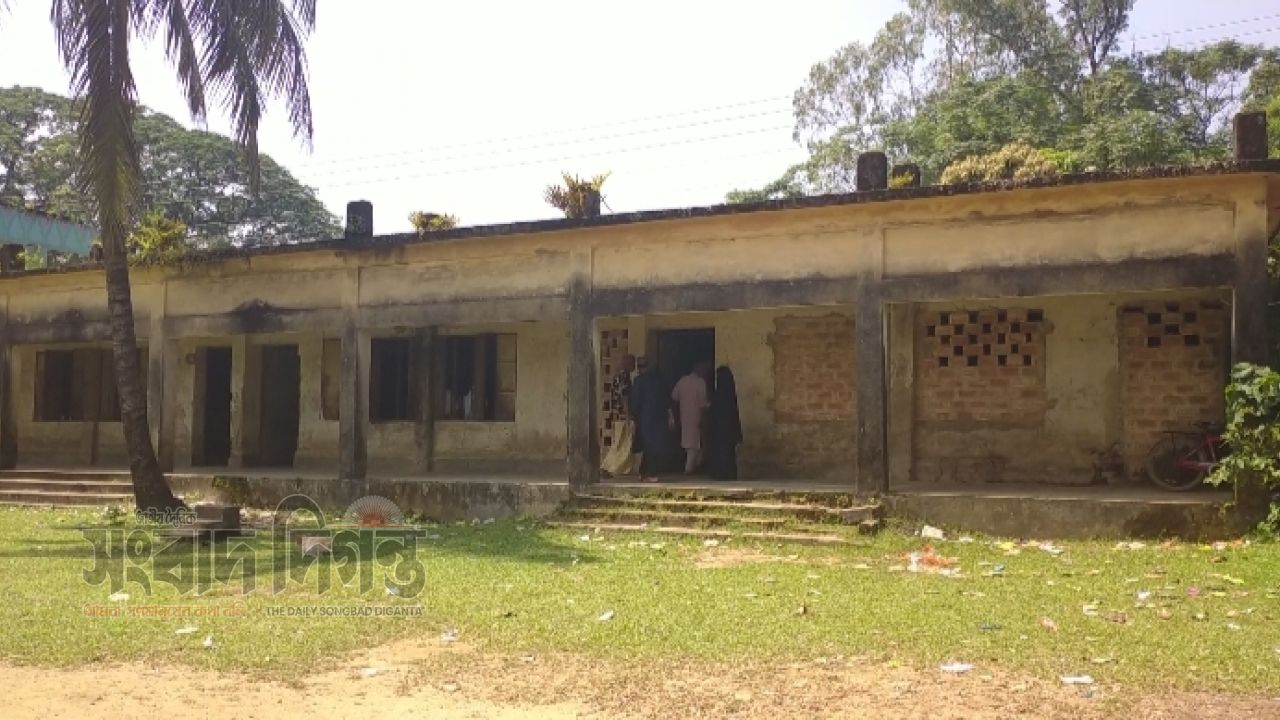 ঝুঁকিপূর্ণ ভবনেই দিতে হয় পাঠদান  আতঙ্কে শিক্ষক শিক্ষার্থীরা 