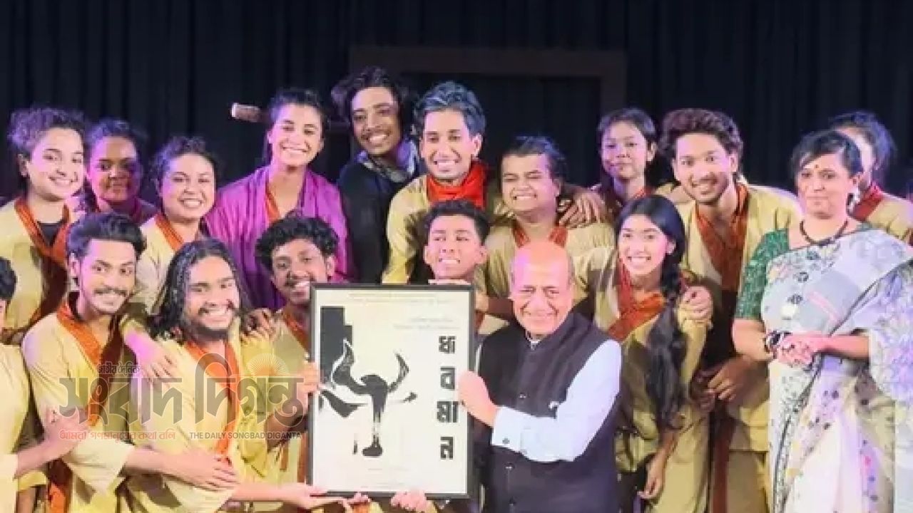 জবির নাট্যকলা বিভাগের শিক্ষক ও শিক্ষার্থীদের সাথে ভারতীয় হাইকমিশনার শ্রী দীনেশ ত্রিবেদী