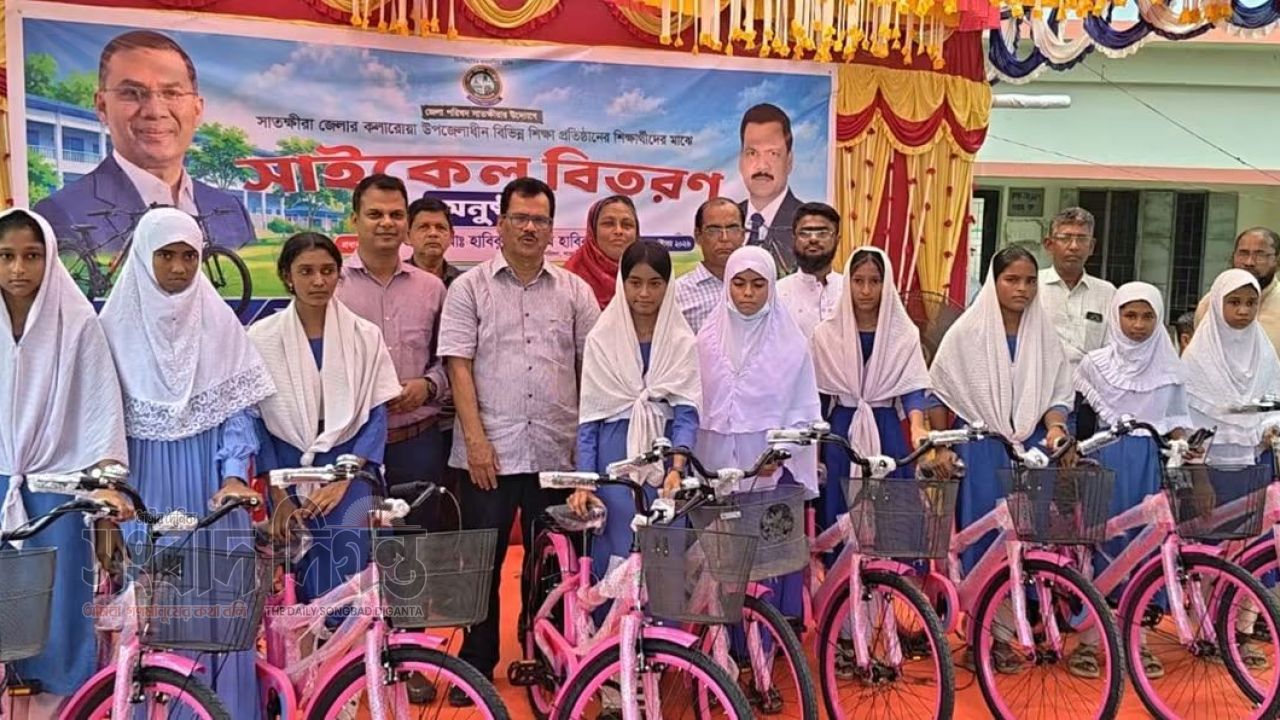 কলারোয়ায় মেধাবী ও দরিদ্র শিক্ষার্থীদের হাতে জেলা পরিষদের বাইসাইকেল 