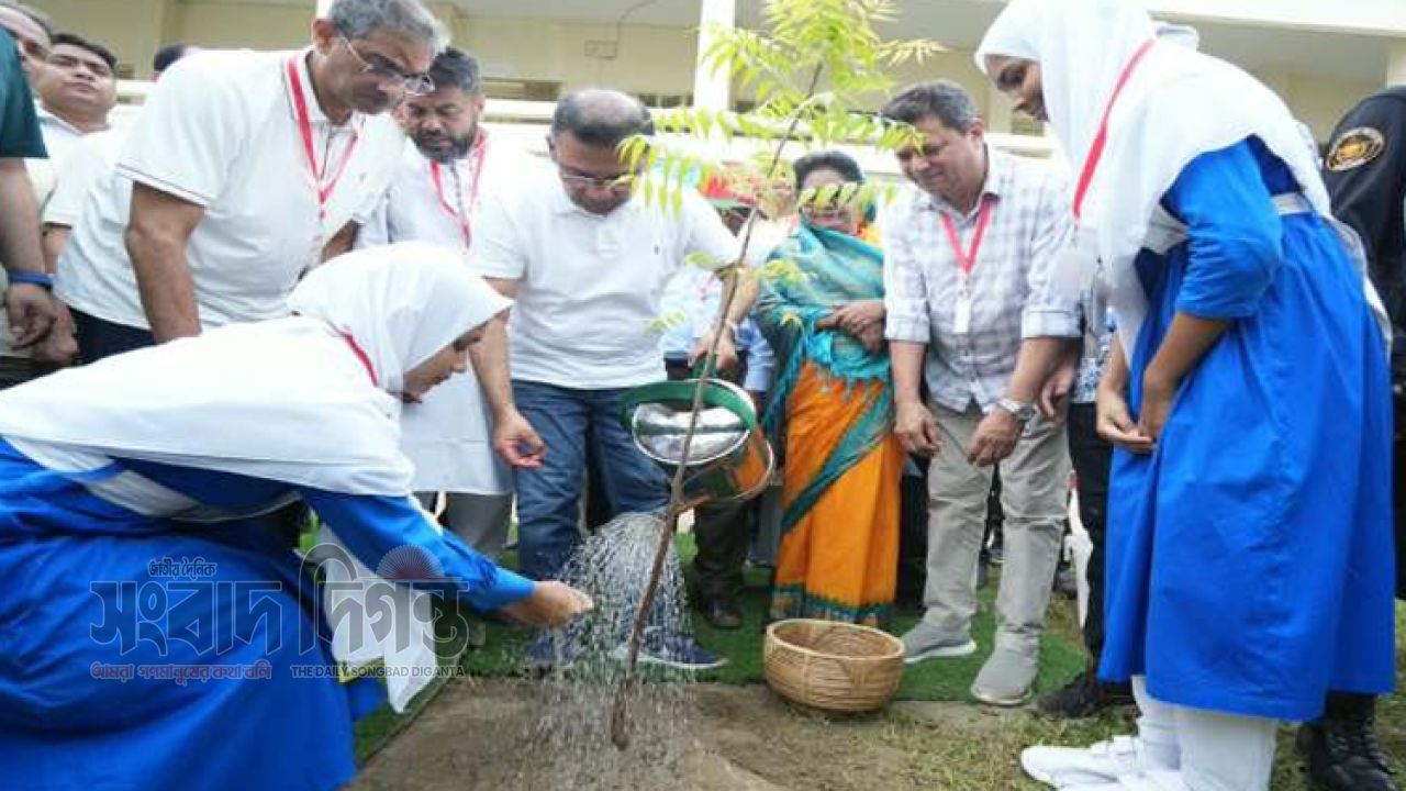 ফুলগাজীতে বেগম খালেদা জিয়া মহিলা কলেজে প্রধানমন্ত্রীর বৃক্ষরোপণ 