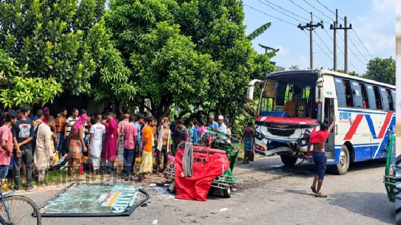 বাসের ধাক্কায় দুমড়েমুচড়ে গেল অটোরিকশা নিহত ৭