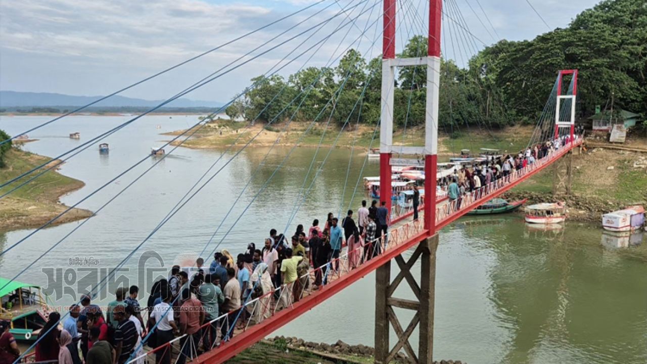 পর্যটন মৌসুমে রাঙামাটিতে বাড়ছে ভিড় 