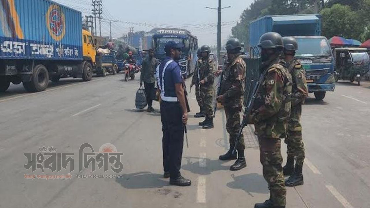 সেনাবাহিনীর নিরাপত্তায় রূপপুরে যাচ্ছে বহনকারী গাড়িবহর