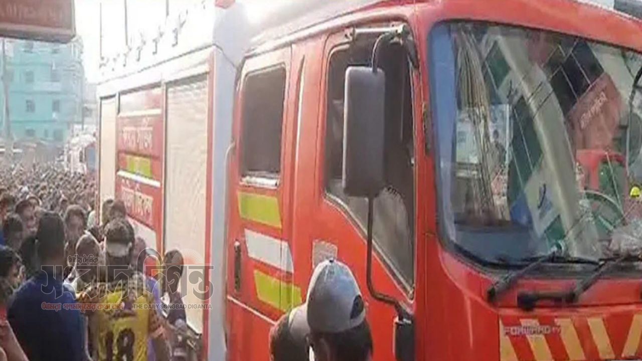 গাজীপুরে মেট্রিক্স গার্মেন্টসে অগ্নিকাণ্ড: আগুন নিয়ন্ত্রণে ফায়ার সার্ভিসের ৯ ইউনিট