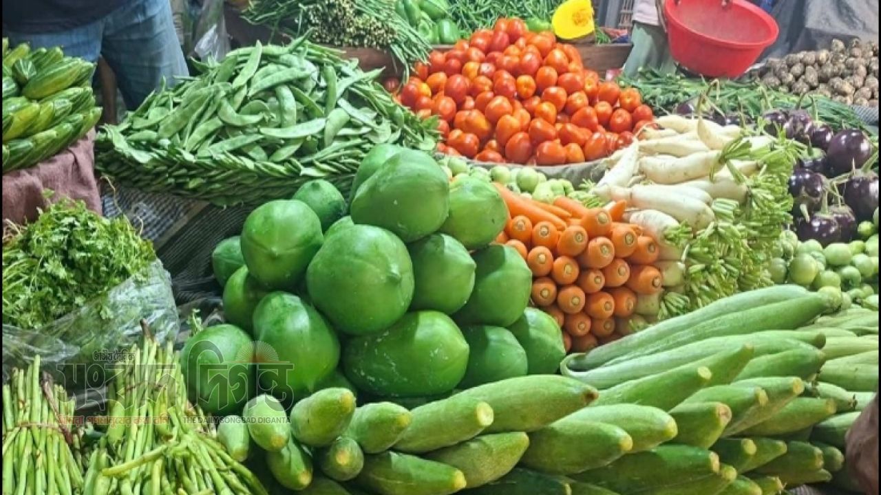 শিম ২০০ টাকা কেজি পেঁপে মিলছে ৩০ টাকায়