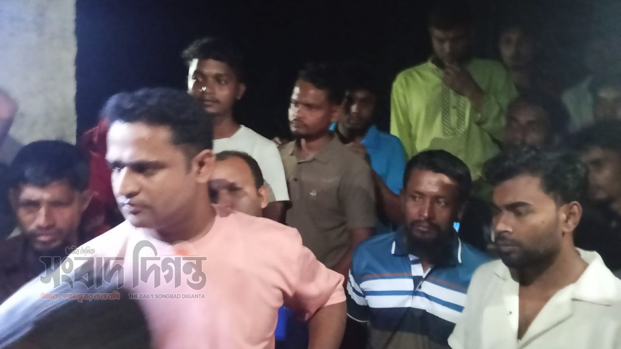 সাতক্ষীরায় মাদকবিরোধী ক্ষোভে দুই ভাইয়ের বাড়িতে ভাঙচুর-লুটপাট, আটক ২ 