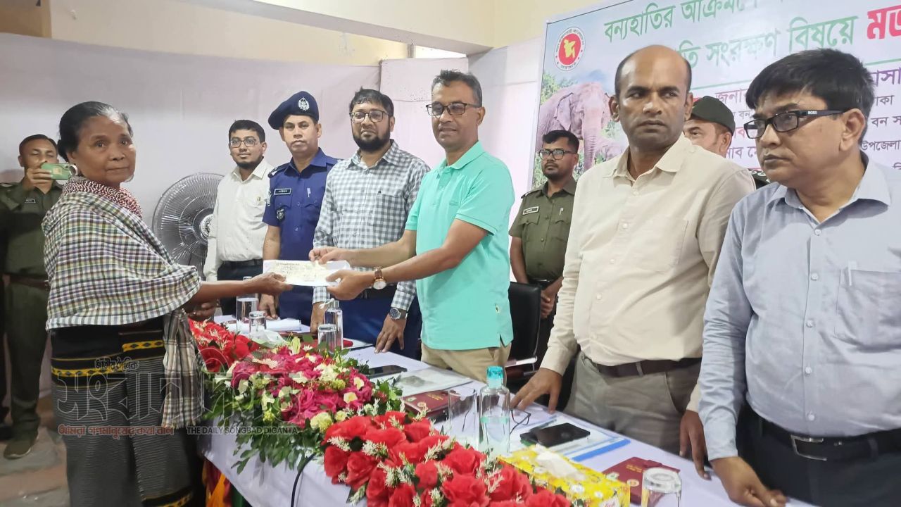 বন্যহাতির আক্রমণে লামায় ক্ষতিগ্রস্ত ৬৬ পরিবার পেল ২১ লাখ ৫৯ হাজার টাকা 