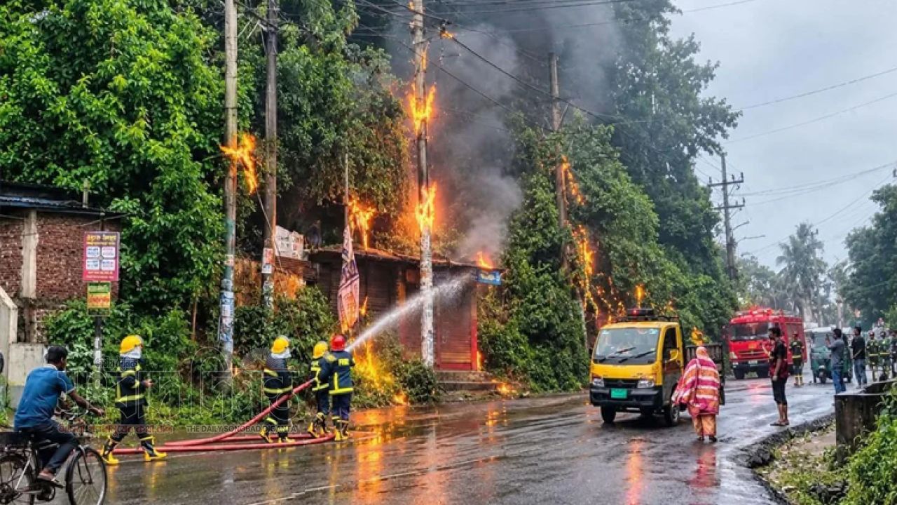 শর্টসার্কিটে চট্টগ্রামে বৈদ্যুতিক খুঁটিতে আগুন 