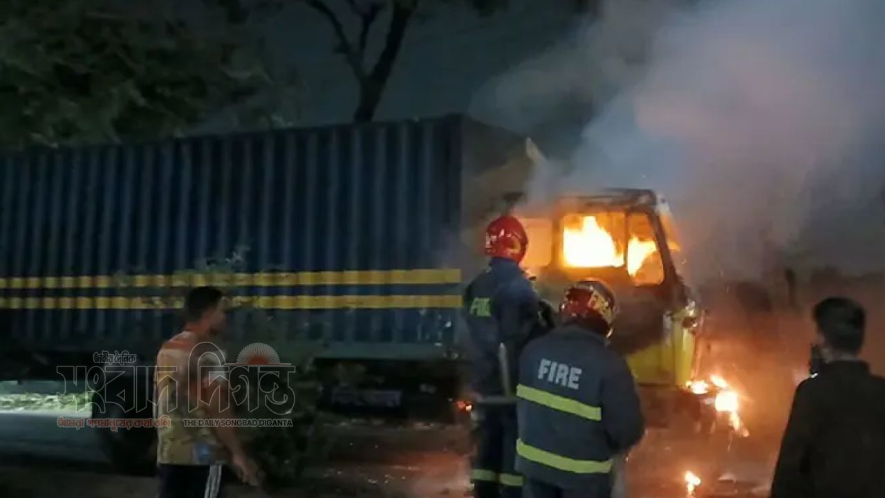 চট্টগ্রাম বন্দরের বিপজ্জনক রাসায়নিক পরিবহনে প্রথম ধাপেই অগ্নিকাণ্ড 