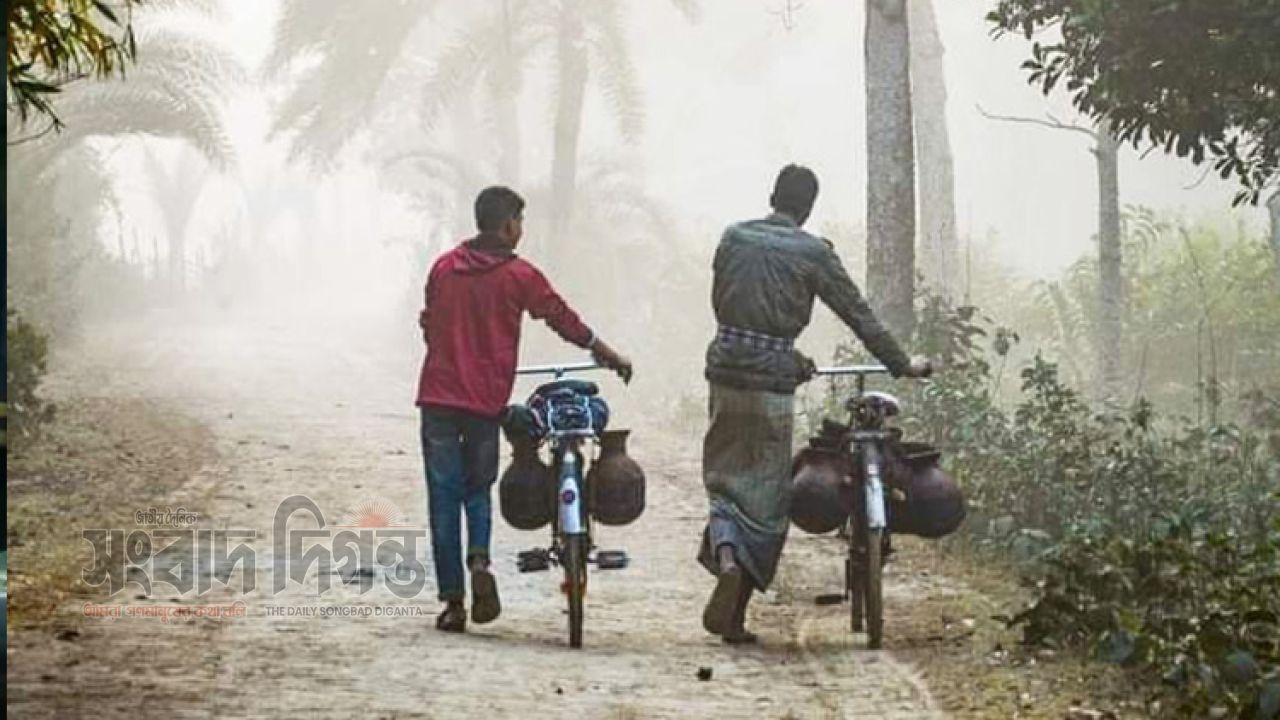 মেঘলা আকাশে ভ্যাপসা গরম উঁকি দিচ্ছে শীতের ছোঁয়া