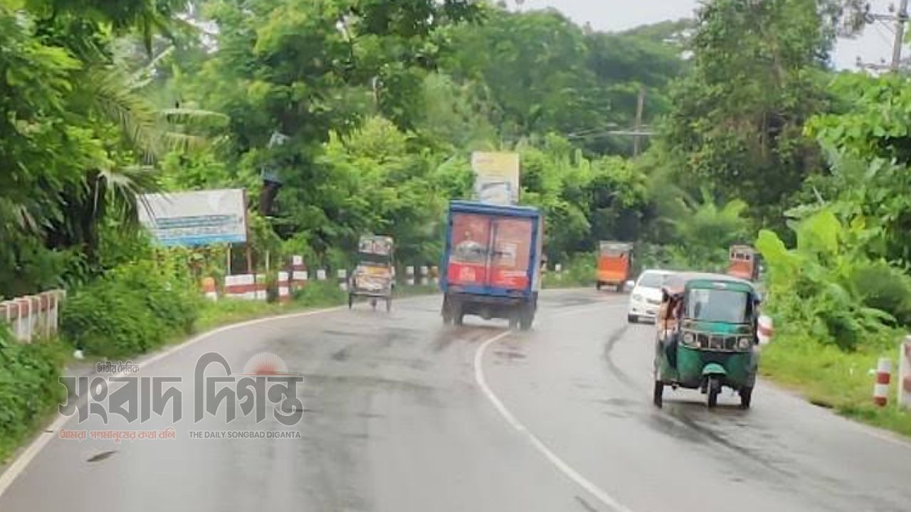 ঢাকা-বরিশাল মহাসড়কে সরু সড়ক বাড়ছে দুর্ঘটনার ঝুঁকি