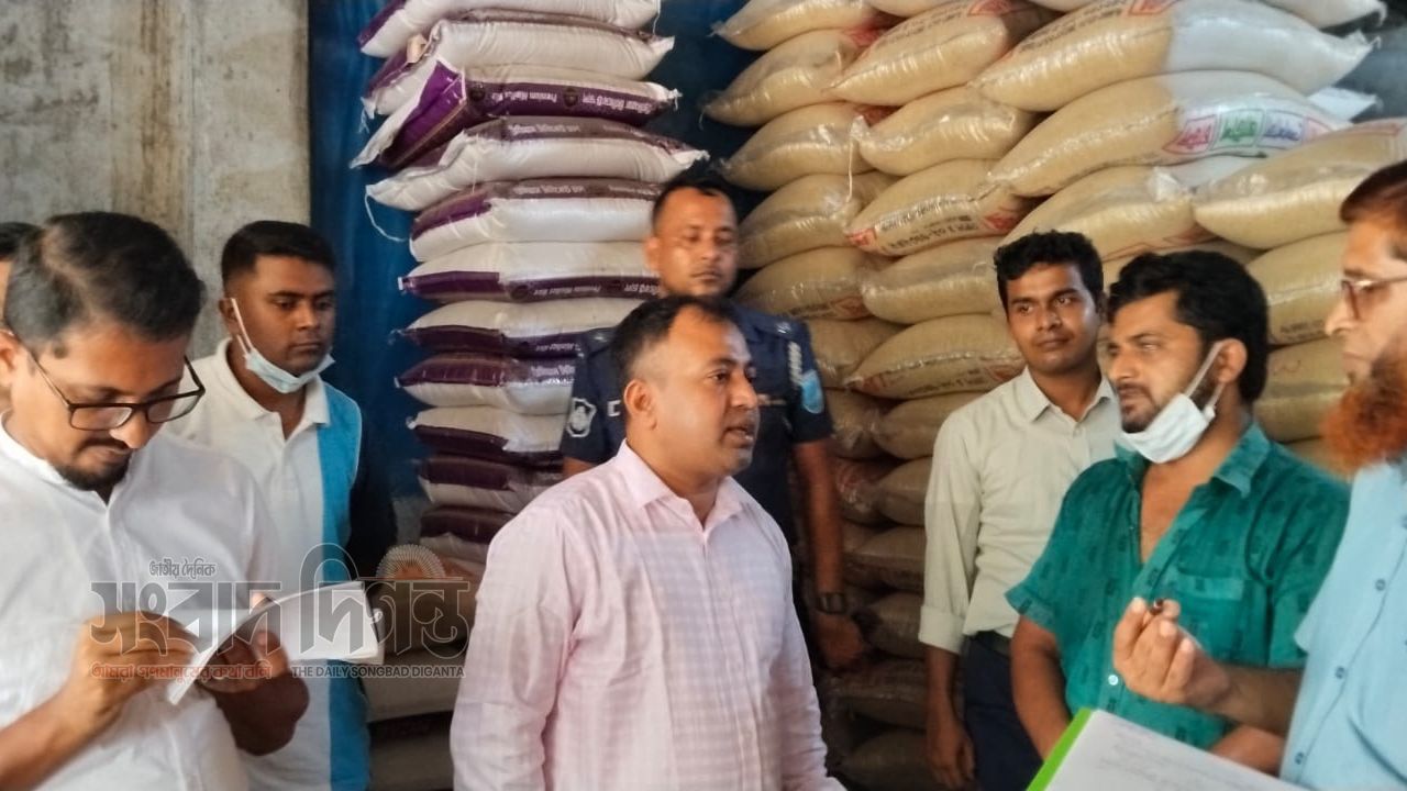সোনারগাঁয়ে পাটের মোড়ক ব্যবহার না করায় তিন ব্যবসায়ীকে জরিমানা 