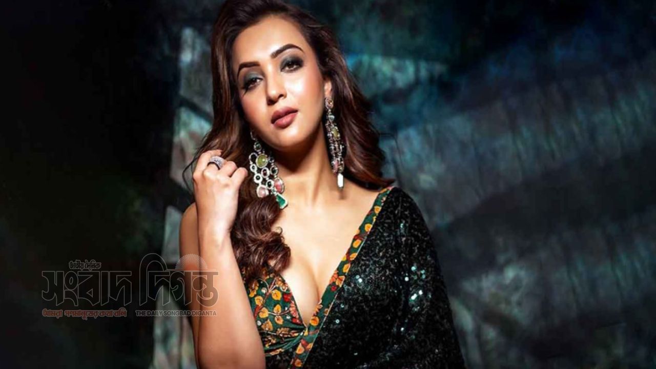বিয়ে নিয়ে বাবাকেও বকা দেন কৌশানি
