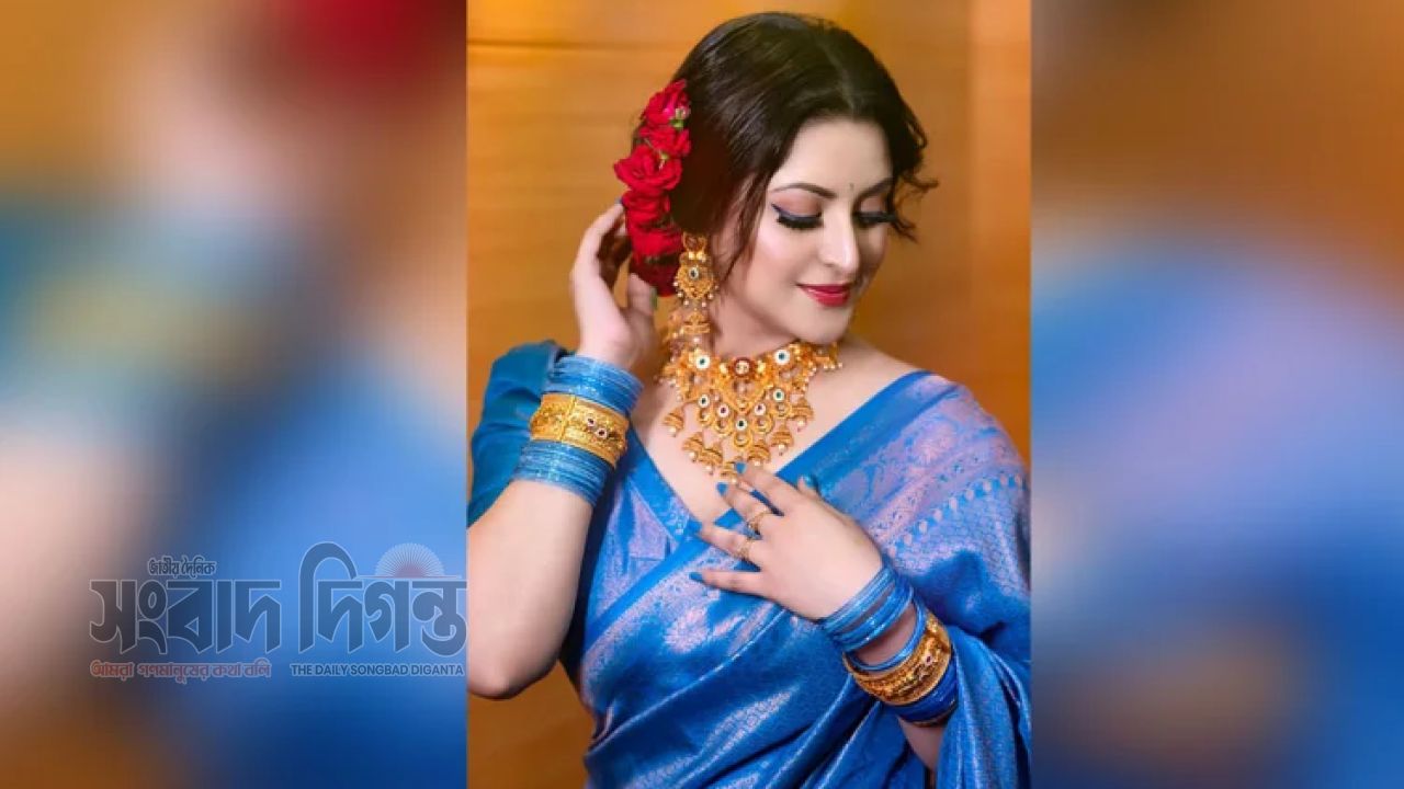 নীল শাড়িতে পরীমণি 