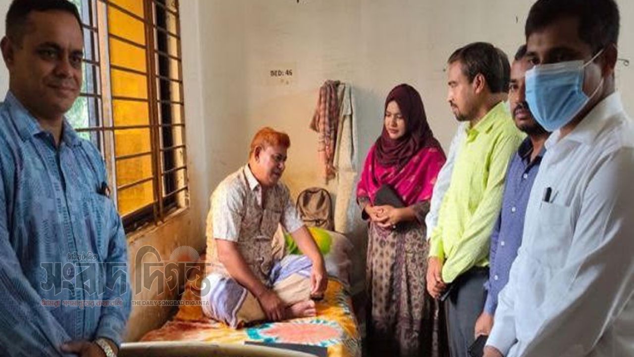 ‎আহত সাংবাদিক দুলালকে দেখতে হাসপাতালে প্রশাসনের কর্মকর্তারা