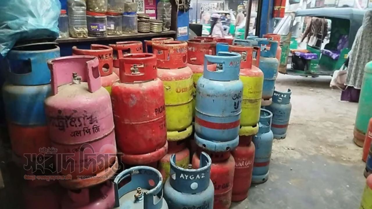 ফেনীতে নির্ধারিত দামের চেয়ে বেশি দামে এলপিজি বিক্রির অভিযোগ 