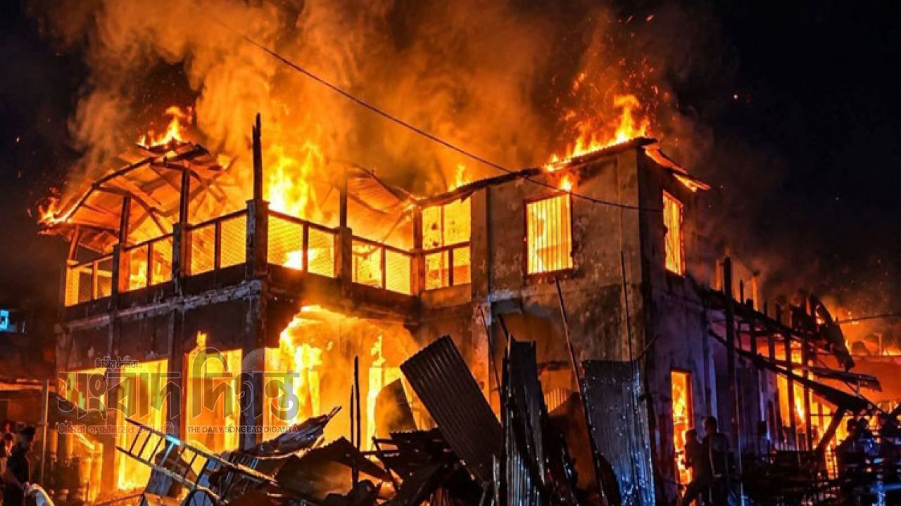 রাতের আগুনে পুড়ল ঐতিহ্যবাহী ঝলমল সিনেমা হল 