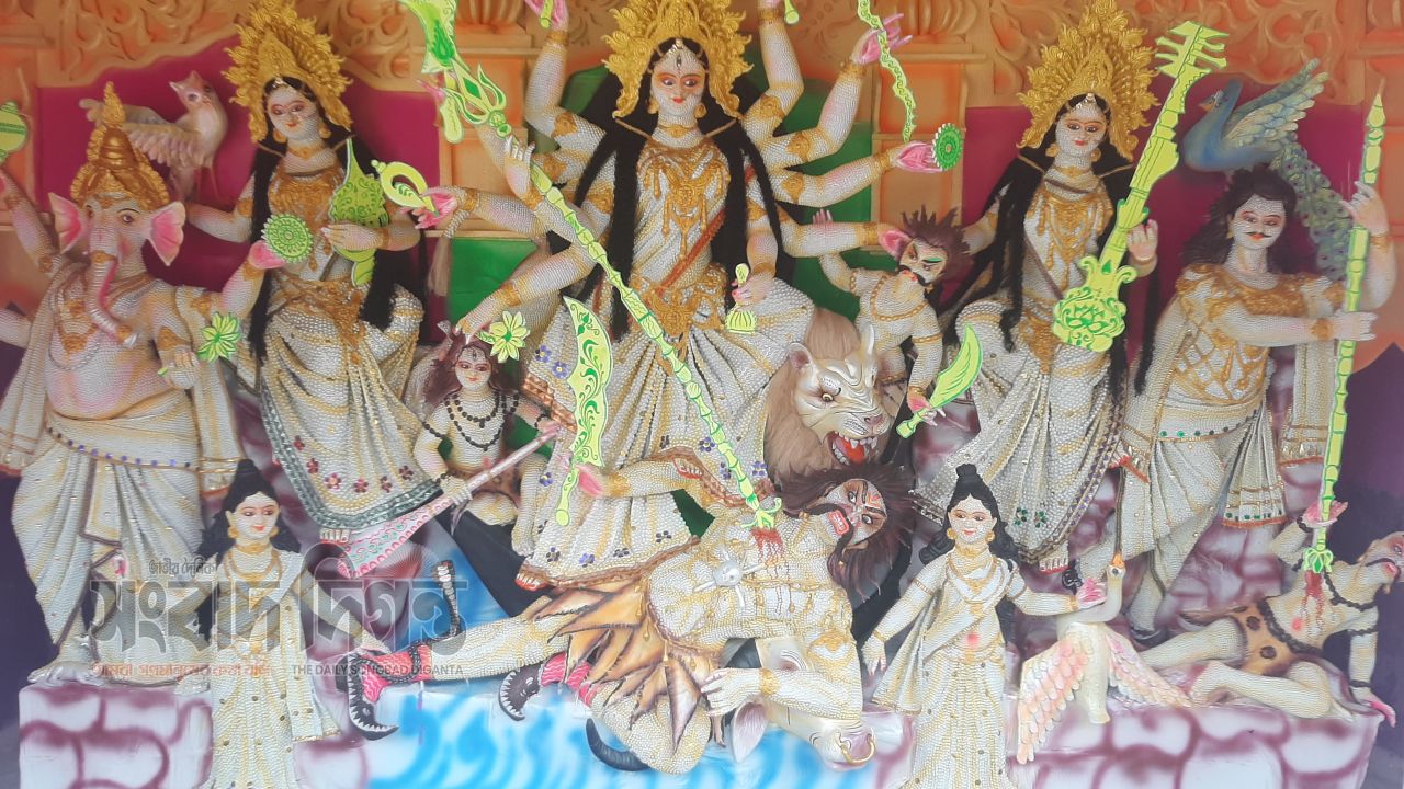 ৩৫ হাজার মুক্তায় সেজেছে দুর্গা, আশাশুনীর বুড়িয়ায় ভিন্নতার বার্তা 