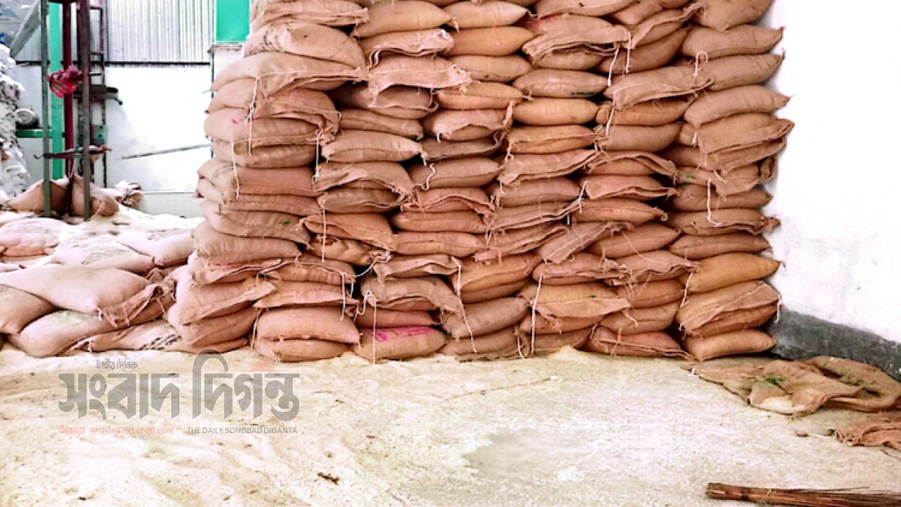 মাদারগঞ্জে ডিও আসার আগেই পূজার চাল কেনার হিড়িক: চাল ব্যবসায়ী শহীদ হাজির বিরুদ্ধে আগাম টাকা দেওয়ার অভিযোগ 