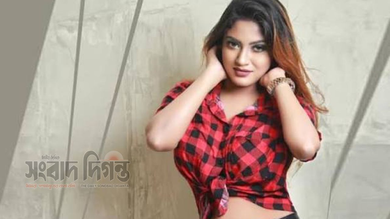 পূজায় আসছেন মৌ খান