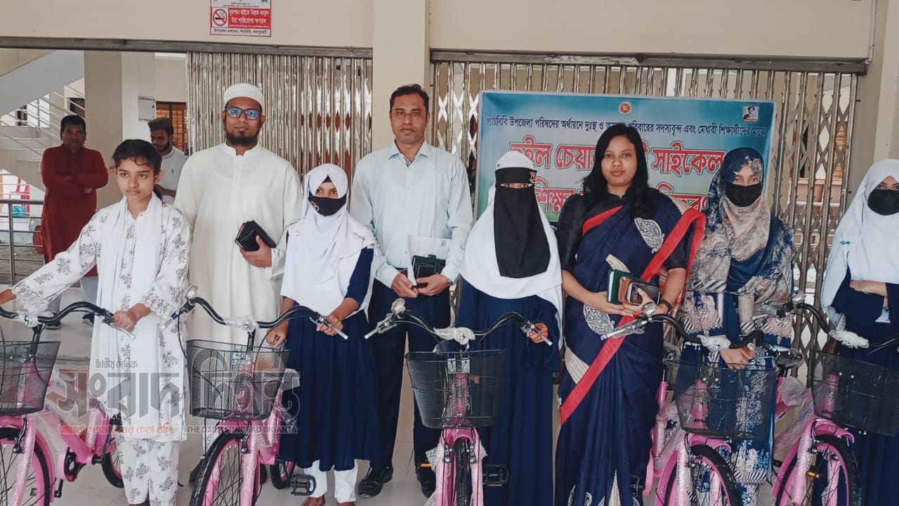 পাঁচবিবিতে অসচ্ছল শিক্ষার্থীদের মাঝে বাইসাইকেল ও অসহায় ব্যক্তিকে হুইল চেয়ার বিতরণ।