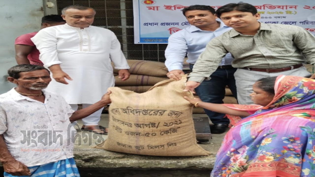 টুঙ্গিপাড়ায় ৩০০ জেলে পরিবারের মাঝে সাড়ে ৭ মেট্রিক টন ভিজিএফের চাল বিতরণ