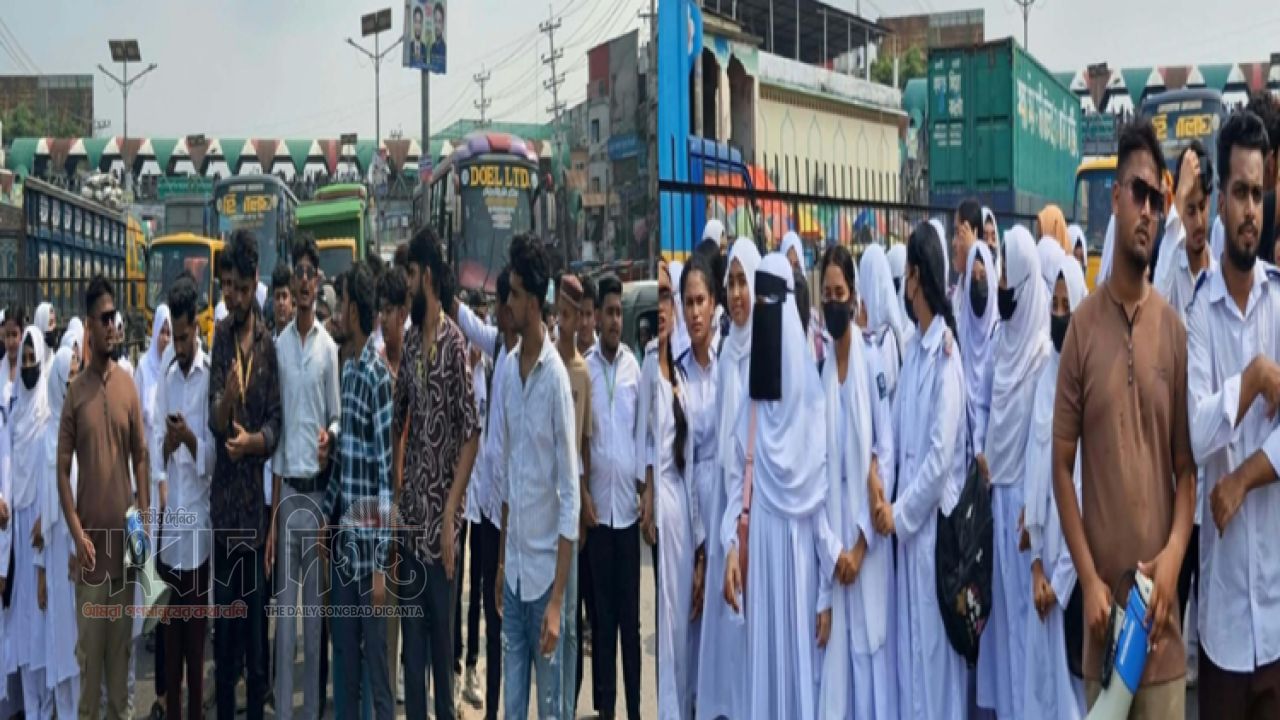 সোনারগাঁয়ে মহাসড়কে শিক্ষার্থীদের অবস্থান, হাফ ভাড়ার দাবিতে আল্টিমেটাম