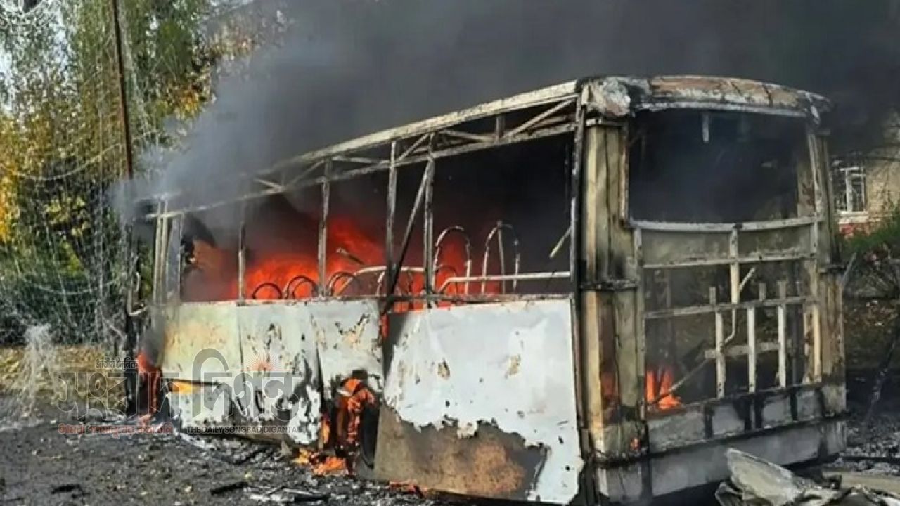  ইউক্রেনে বেসামরিক যাত্রীবাহী বাসে হামলার অভিযোগ