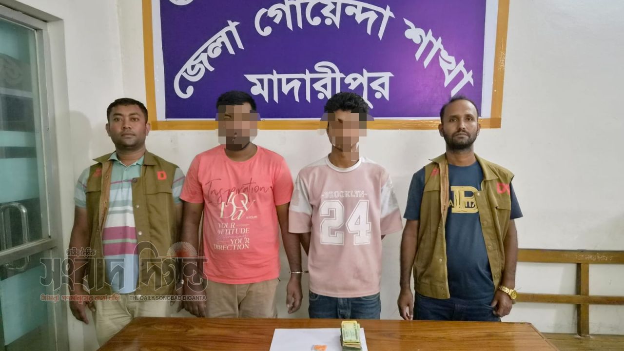 রাজৈর থানা এলাকা হতে ৫০ (পঞ্চাশ) পিস ইয়াবা ট্যাবলেট ও ইয়াবা ট্যাবলেট বিক্রয়ের নগদ ৪৩,০০০/- (তেতাল্লিশ হাজার) টাকা উদ্ধার করলেন ডিবি পুলিশ